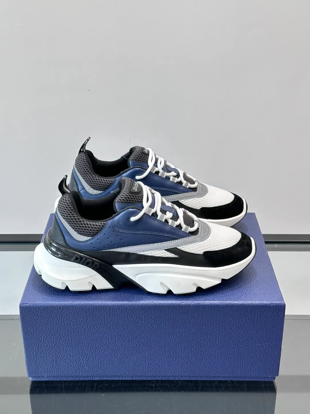 Men's shoes 💰p520 "Dior" B22 retro jogging shoes, inspired by classic jogging shoes, low-top thick sole design, cow leather + mesh fabric splicing, perfect texture and breathable. The black and white engraved rubber sole has great grip and comfort, and is OK for daily wear or sports! There is an embossed "CD" logo on the side of the shoe, which is low-key and recognizable. Rich colors, black and white, gray and blue, etc., versatile and fashionable, loved by European and American hip-hop circles and bloggers, a must-have for trendy wear size: 39-44 (customized at 45.46)